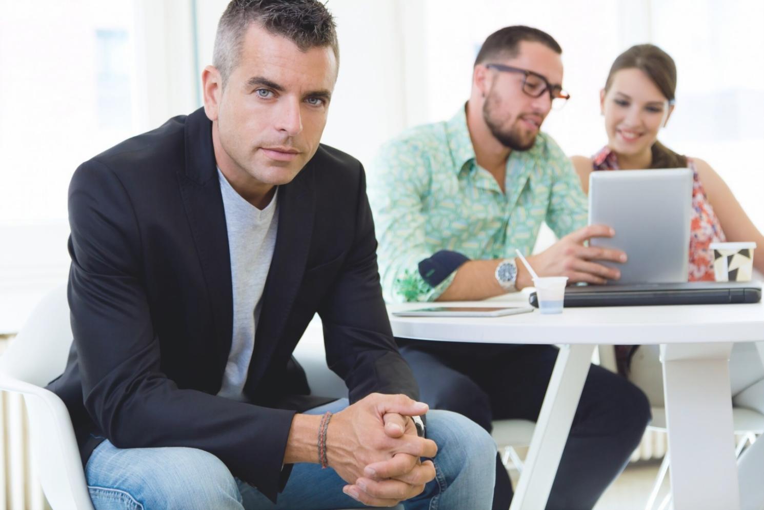 Bureau moderne avec documents financiers